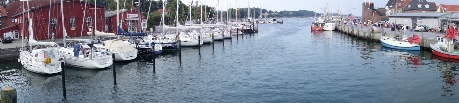 Blick über den Hafen von Eckernförde mit Segelbooten und Hafenpromenade